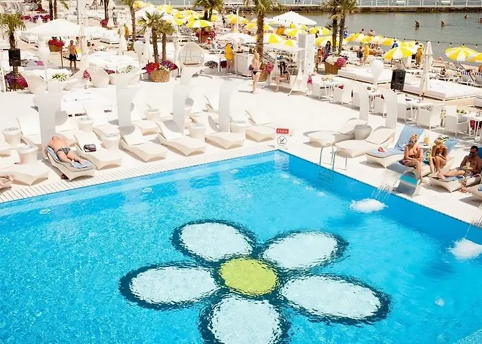 Apartment Family Aquamarine Of Arcadia